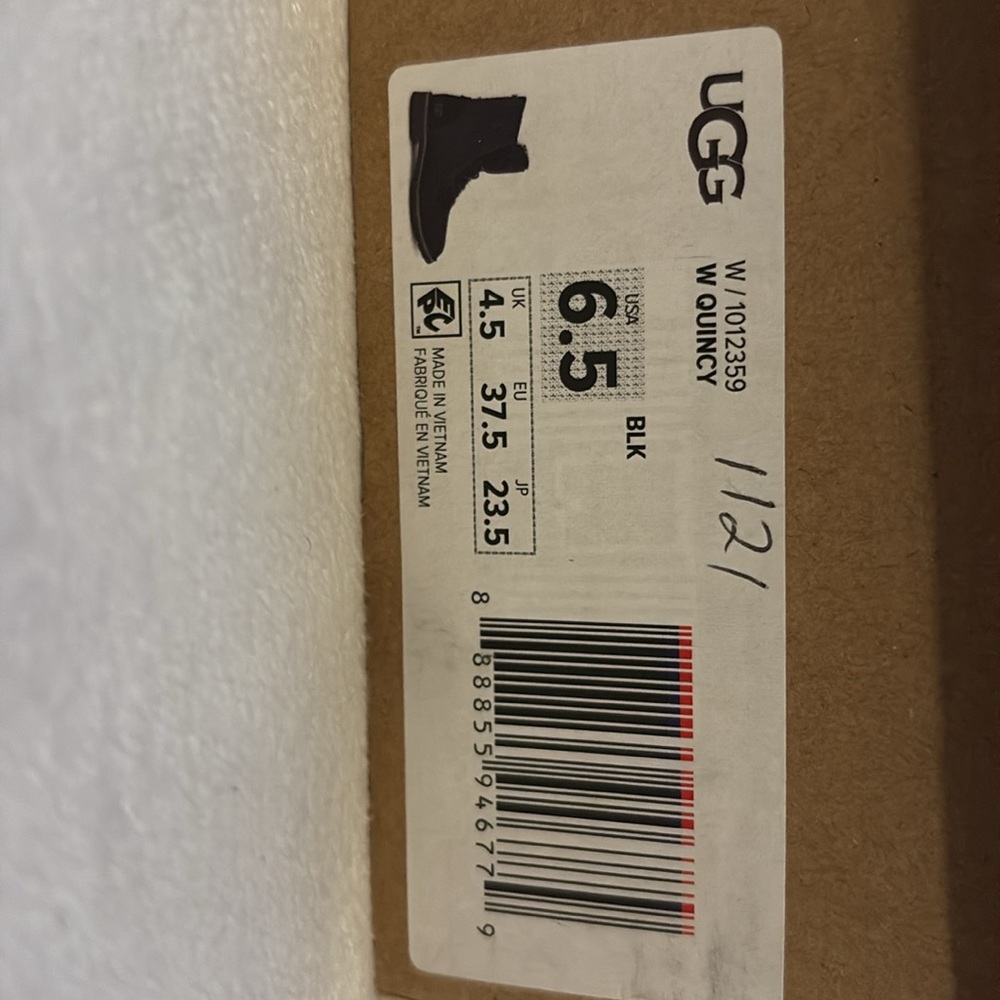 UGGS - Picture 2 of 7